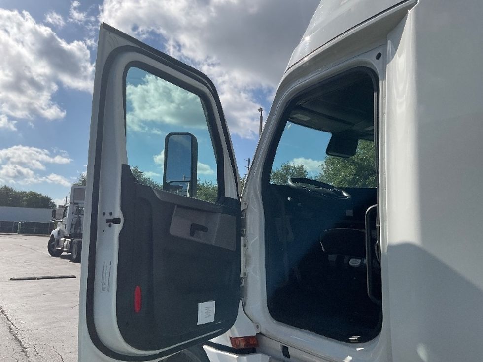 Sleeper Tractor-Heavy Duty Tractors-Freightliner-2022-T12664ST-Tampa-FL-465,607\n\t\tmiles-$ 77,250 - Image 9