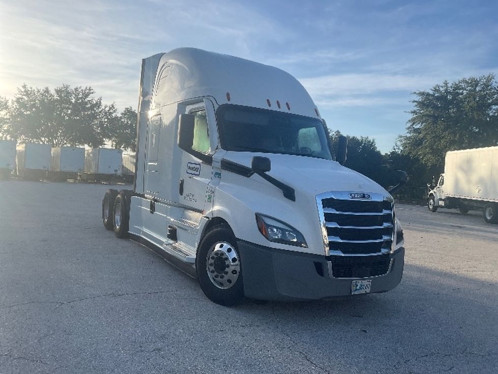 Sleeper Tractor-Heavy Duty Tractors-Freightliner-2022-T12664ST-Tampa-FL-503,975\n\t\tmiles-$ 78,750 - Image 1