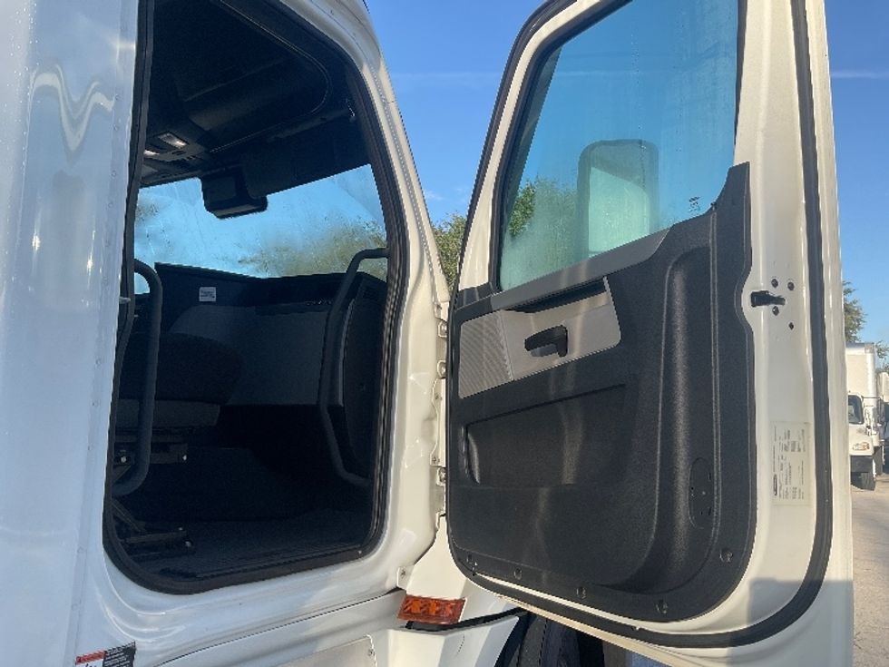 Sleeper Tractor-Heavy Duty Tractors-Freightliner-2022-T12664ST-Tampa-FL-503,975\n\t\tmiles-$ 78,750 - Image 13