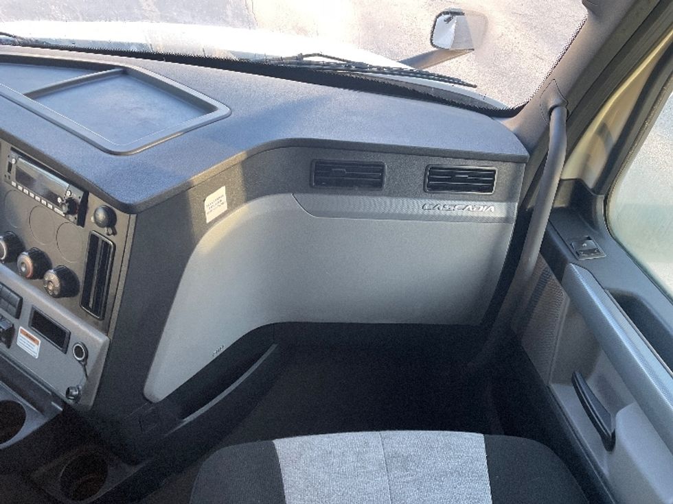 Sleeper Tractor-Heavy Duty Tractors-Freightliner-2022-T12664ST-Tampa-FL-503,975\n\t\tmiles-$ 78,750 - Image 14