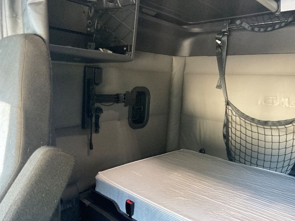 Sleeper Tractor-Heavy Duty Tractors-Freightliner-2022-T12664ST-Tampa-FL-503,975\n\t\tmiles-$ 78,750 - Image 19