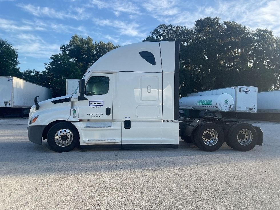 Sleeper Tractor-Heavy Duty Tractors-Freightliner-2022-T12664ST-Tampa-FL-503,975\n\t\tmiles-$ 78,750 - Image 4