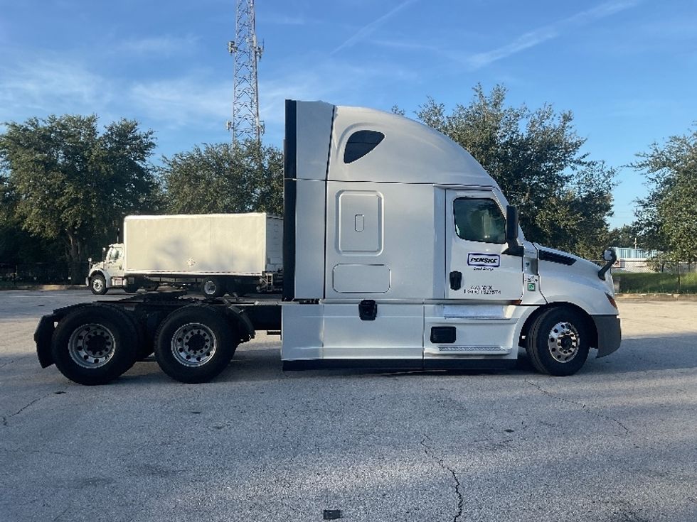 Sleeper Tractor-Heavy Duty Tractors-Freightliner-2022-T12664ST-Tampa-FL-503,975\n\t\tmiles-$ 78,750 - Image 8