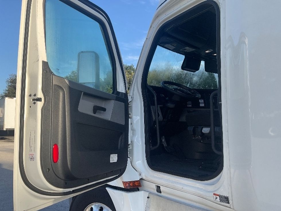 Sleeper Tractor-Heavy Duty Tractors-Freightliner-2022-T12664ST-Tampa-FL-503,975\n\t\tmiles-$ 78,750 - Image 9