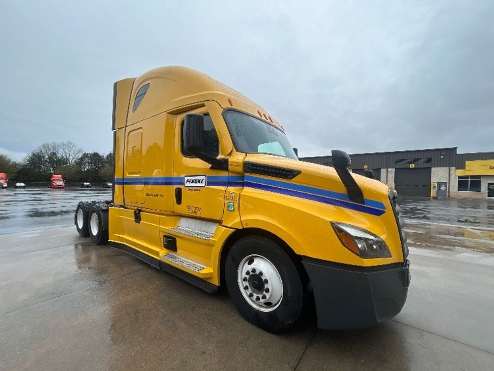 Sleeper Tractor-Heavy Duty Tractors-Freightliner-2022-T12664ST-Tampa-FL-519,959\n\t\tmiles-$ 70,750 - Image 1