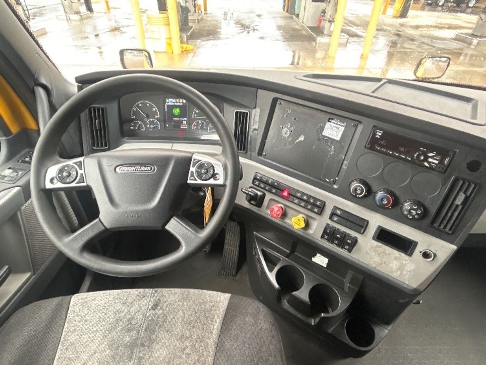 Sleeper Tractor-Heavy Duty Tractors-Freightliner-2022-T12664ST-Tampa-FL-519,959\n\t\tmiles-$ 70,750 - Image 10