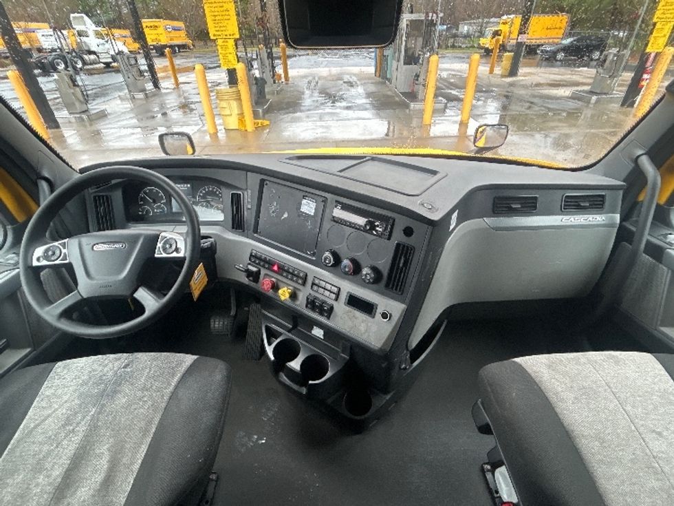 Sleeper Tractor-Heavy Duty Tractors-Freightliner-2022-T12664ST-Tampa-FL-519,959\n\t\tmiles-$ 70,750 - Image 11