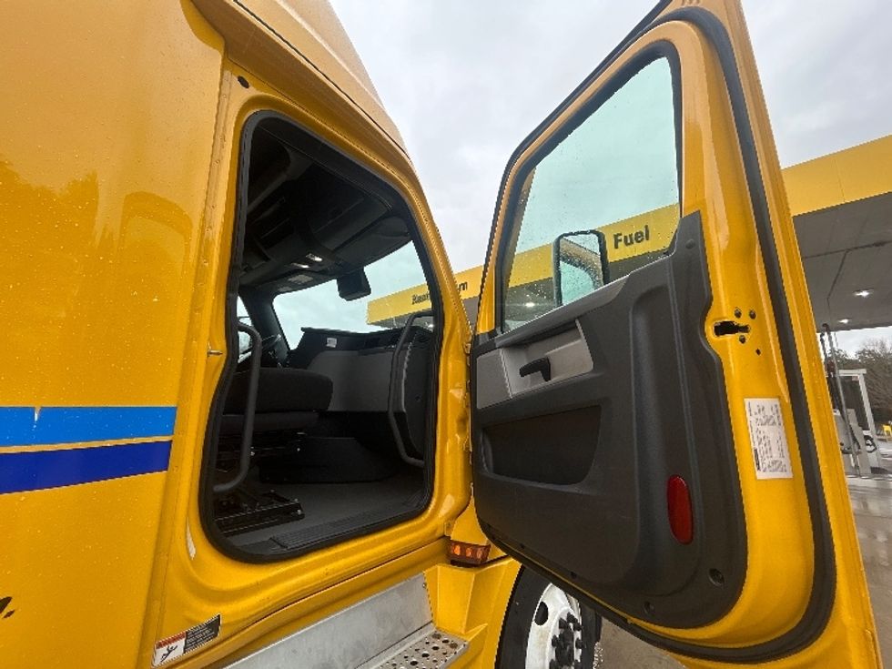 Sleeper Tractor-Heavy Duty Tractors-Freightliner-2022-T12664ST-Tampa-FL-519,959\n\t\tmiles-$ 70,750 - Image 12