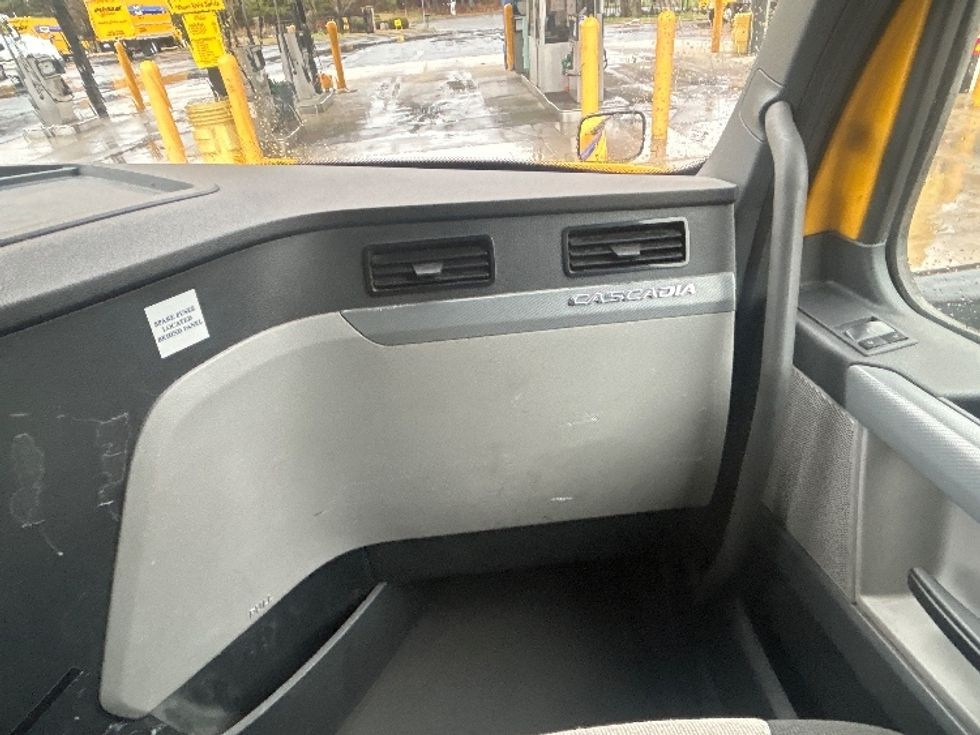 Sleeper Tractor-Heavy Duty Tractors-Freightliner-2022-T12664ST-Tampa-FL-519,959\n\t\tmiles-$ 70,750 - Image 13