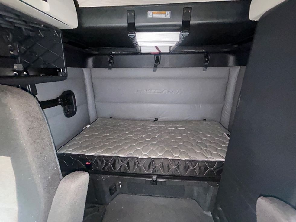 Sleeper Tractor-Heavy Duty Tractors-Freightliner-2022-T12664ST-Tampa-FL-519,959\n\t\tmiles-$ 70,750 - Image 15