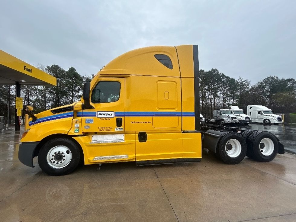 Sleeper Tractor-Heavy Duty Tractors-Freightliner-2022-T12664ST-Tampa-FL-519,959\n\t\tmiles-$ 70,750 - Image 4