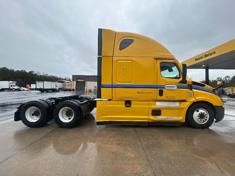 Sleeper Tractor-Heavy Duty Tractors-Freightliner-2022-T12664ST-Tampa-FL-519,959\n\t\tmiles-$ 70,750 - Image 8