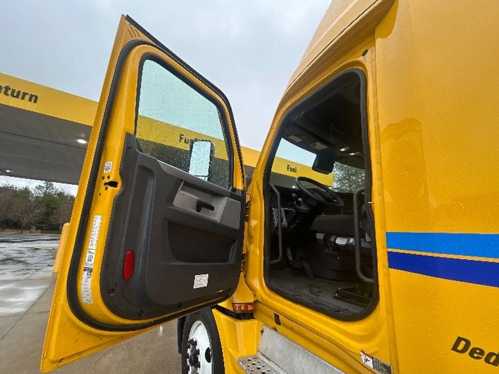 Sleeper Tractor-Heavy Duty Tractors-Freightliner-2022-T12664ST-Tampa-FL-519,959\n\t\tmiles-$ 70,750 - Image 9