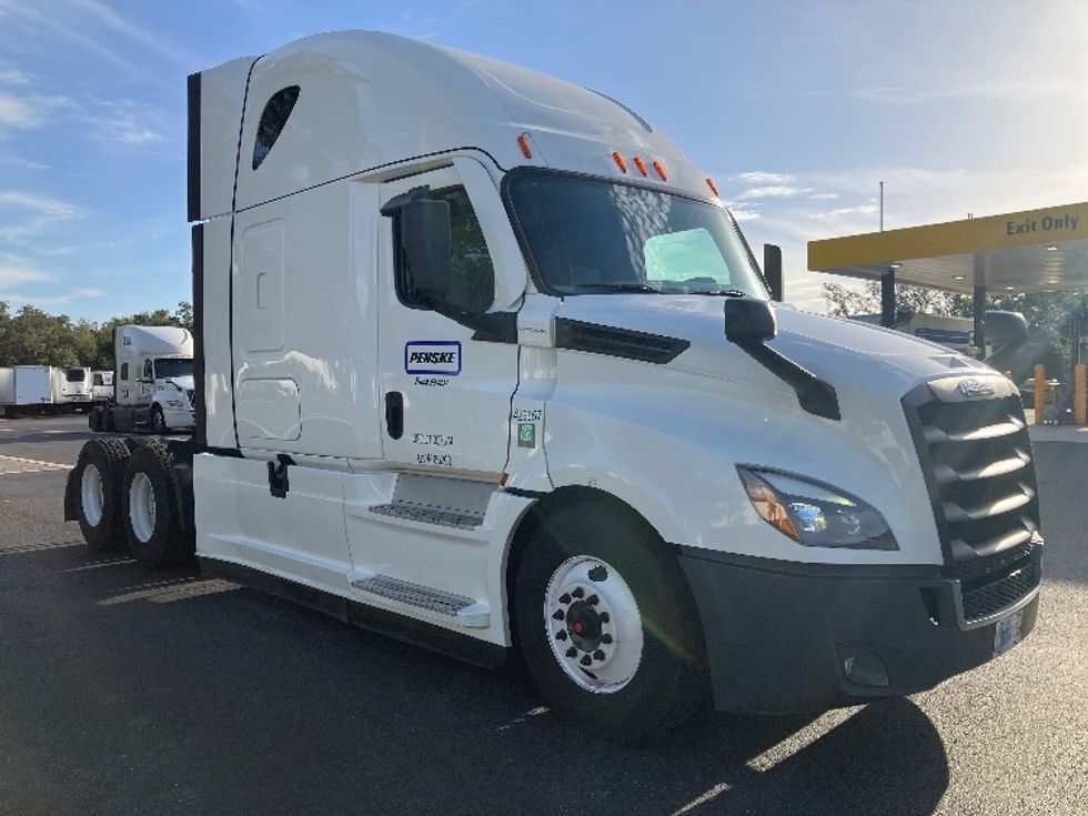 Sleeper Tractor-Heavy Duty Tractors-Freightliner-2022-T12664ST-Tampa-FL-566,212\n\t\tmiles-$ 68,500 - Image 1