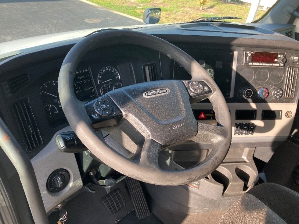 Sleeper Tractor-Heavy Duty Tractors-Freightliner-2022-T12664ST-Tampa-FL-566,212\n\t\tmiles-$ 68,500 - Image 10