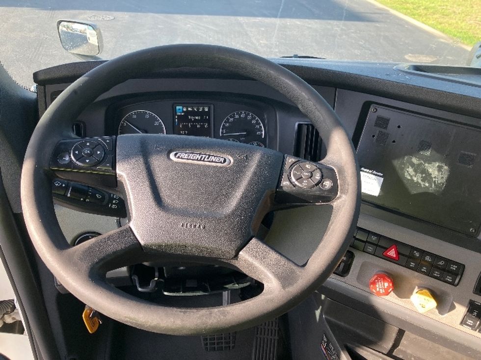 Sleeper Tractor-Heavy Duty Tractors-Freightliner-2022-T12664ST-Tampa-FL-566,212\n\t\tmiles-$ 68,500 - Image 11