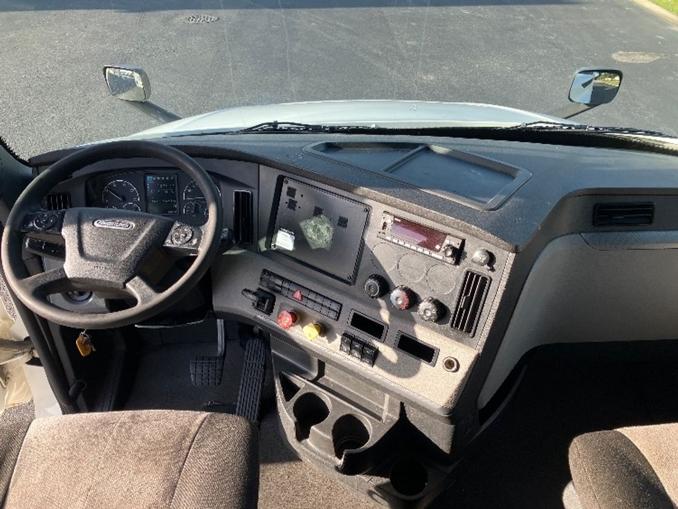 Sleeper Tractor-Heavy Duty Tractors-Freightliner-2022-T12664ST-Tampa-FL-566,212\n\t\tmiles-$ 68,500 - Image 12