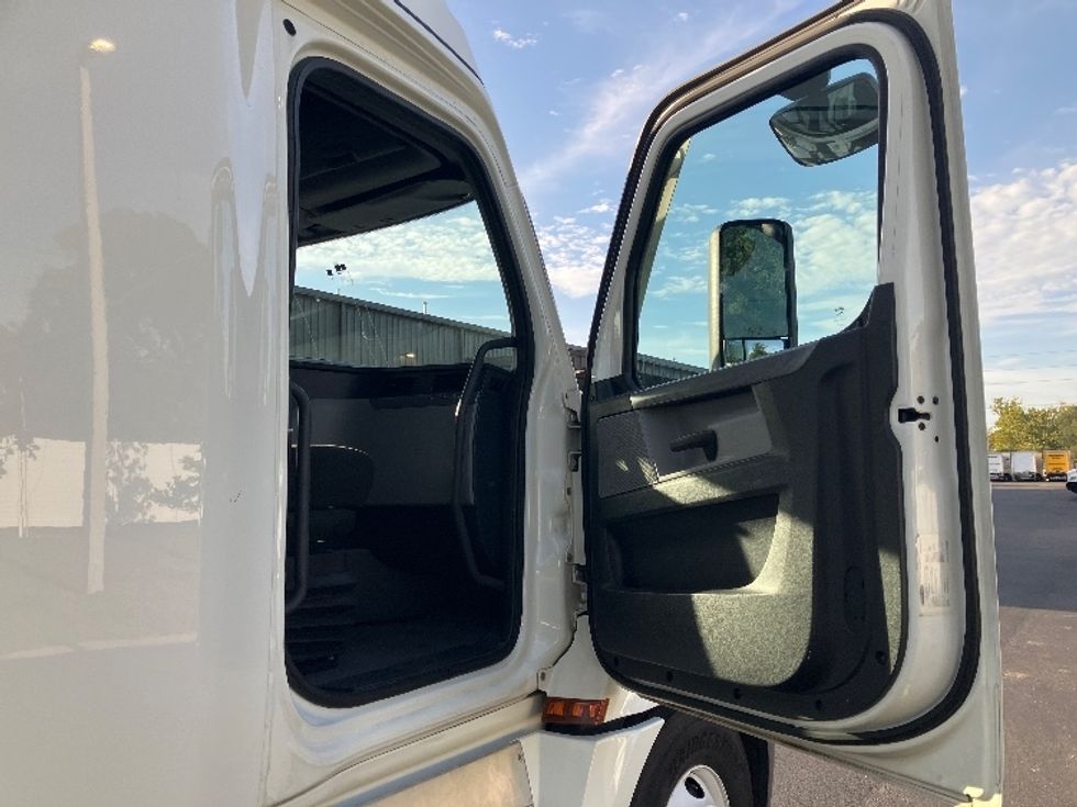 Sleeper Tractor-Heavy Duty Tractors-Freightliner-2022-T12664ST-Tampa-FL-566,212\n\t\tmiles-$ 68,500 - Image 13