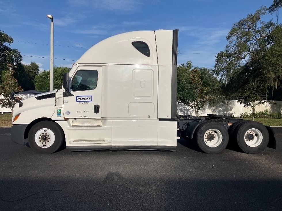 Sleeper Tractor-Heavy Duty Tractors-Freightliner-2022-T12664ST-Tampa-FL-566,212\n\t\tmiles-$ 68,500 - Image 4