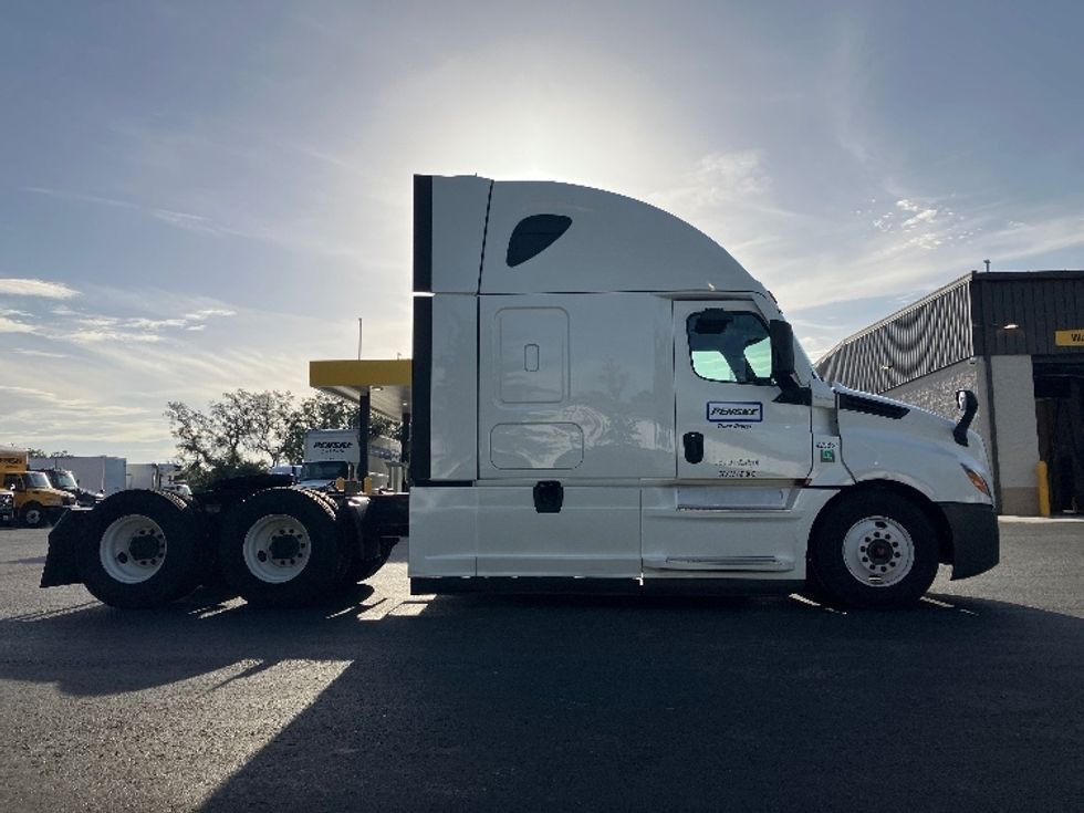 Sleeper Tractor-Heavy Duty Tractors-Freightliner-2022-T12664ST-Tampa-FL-566,212\n\t\tmiles-$ 68,500 - Image 8