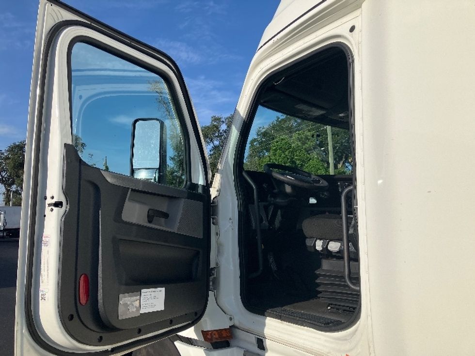 Sleeper Tractor-Heavy Duty Tractors-Freightliner-2022-T12664ST-Tampa-FL-566,212\n\t\tmiles-$ 68,500 - Image 9