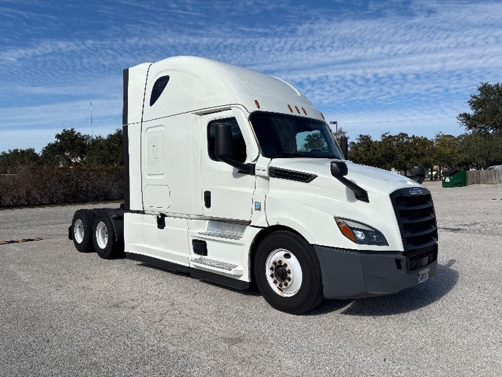 Sleeper Tractor-Heavy Duty Tractors-Freightliner-2022-T12664ST-Tampa-FL-566,773\n\t\tmiles-$ 59,750 - Image 1