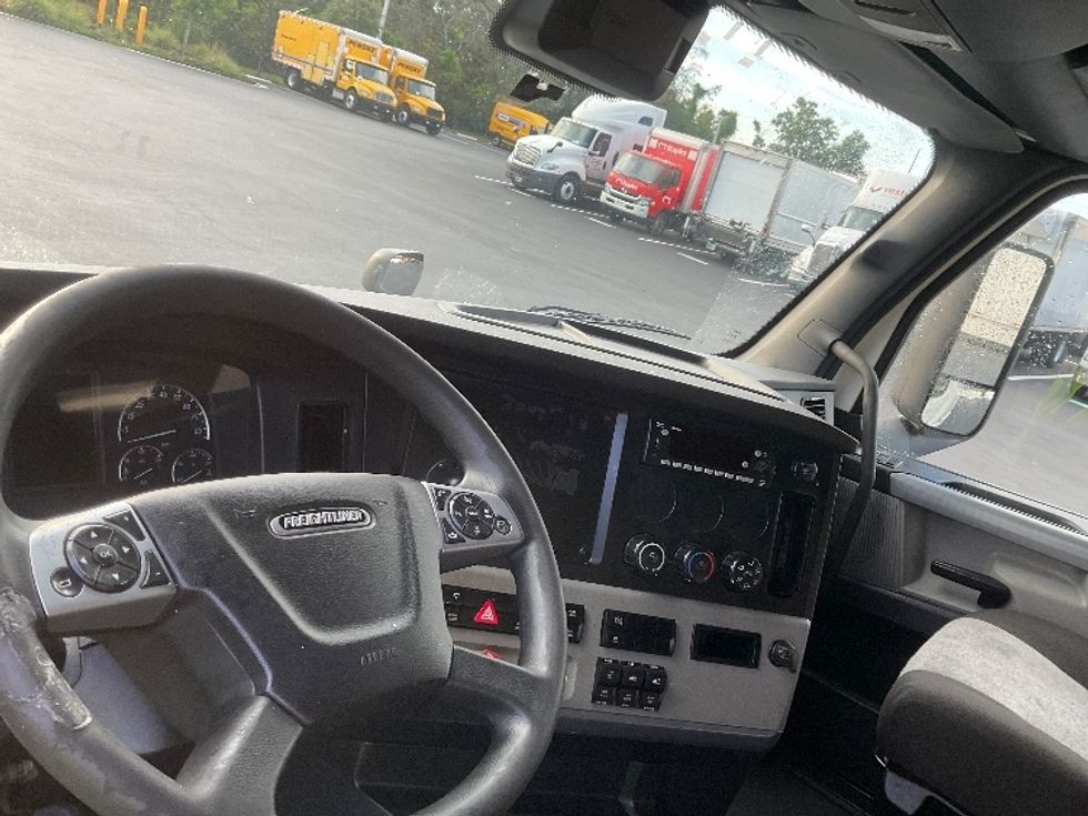 Sleeper Tractor-Heavy Duty Tractors-Freightliner-2022-T12664ST-Tampa-FL-566,773\n\t\tmiles-$ 59,750 - Image 10