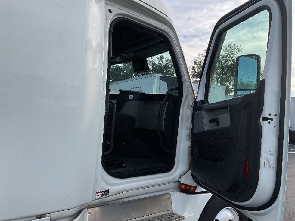 Sleeper Tractor-Heavy Duty Tractors-Freightliner-2022-T12664ST-Tampa-FL-566,773\n\t\tmiles-$ 59,750 - Image 12