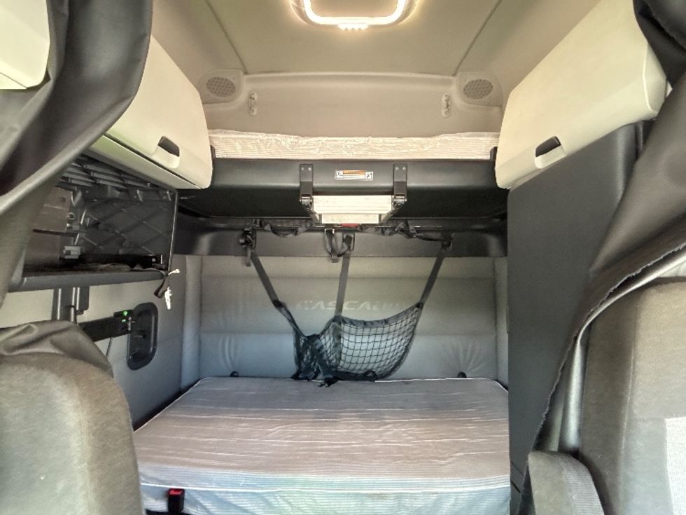 Sleeper Tractor-Heavy Duty Tractors-Freightliner-2022-T12664ST-Tampa-FL-566,773\n\t\tmiles-$ 59,750 - Image 15