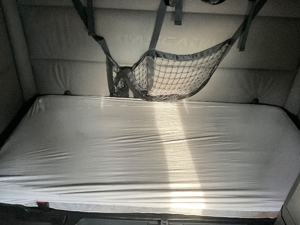 Sleeper Tractor-Heavy Duty Tractors-Freightliner-2022-T12664ST-Tampa-FL-566,773\n\t\tmiles-$ 59,750 - Image 16