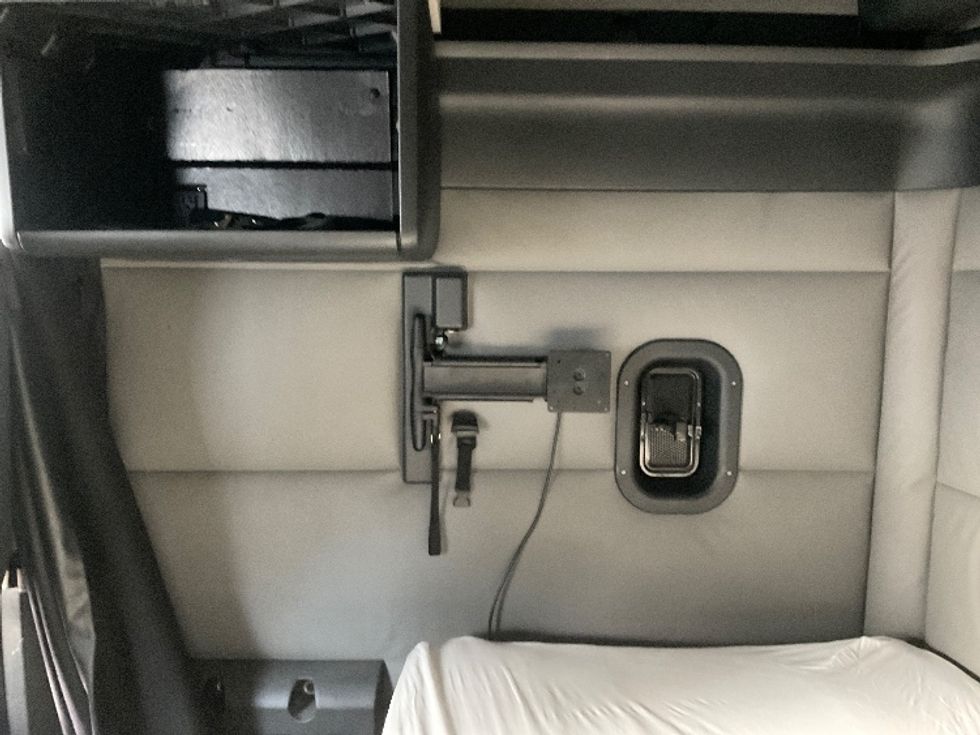 Sleeper Tractor-Heavy Duty Tractors-Freightliner-2022-T12664ST-Tampa-FL-566,773\n\t\tmiles-$ 59,750 - Image 18