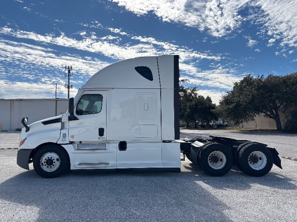 Sleeper Tractor-Heavy Duty Tractors-Freightliner-2022-T12664ST-Tampa-FL-566,773\n\t\tmiles-$ 59,750 - Image 4