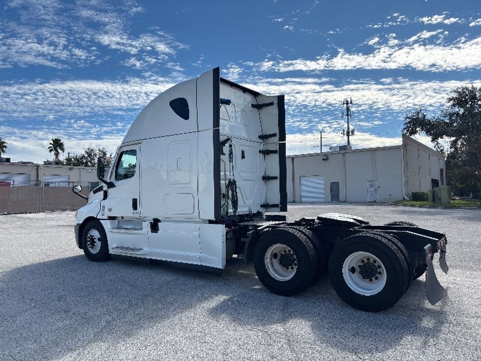 Sleeper Tractor-Heavy Duty Tractors-Freightliner-2022-T12664ST-Tampa-FL-566,773\n\t\tmiles-$ 59,750 - Image 5