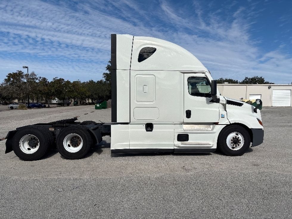 Sleeper Tractor-Heavy Duty Tractors-Freightliner-2022-T12664ST-Tampa-FL-566,773\n\t\tmiles-$ 59,750 - Image 8