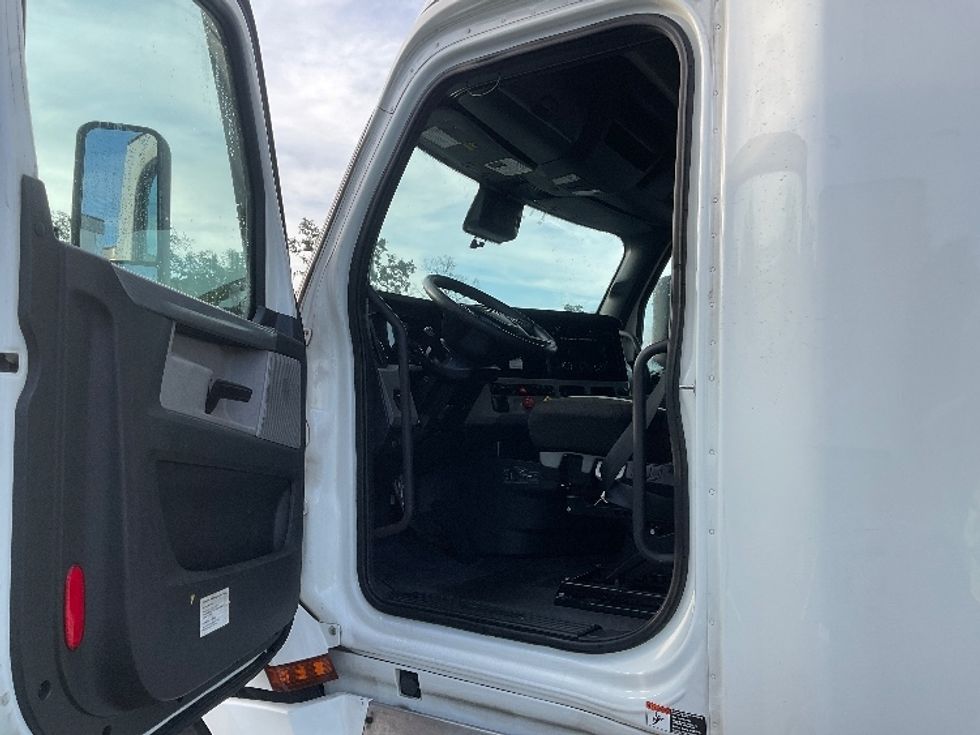 Sleeper Tractor-Heavy Duty Tractors-Freightliner-2022-T12664ST-Tampa-FL-566,773\n\t\tmiles-$ 59,750 - Image 9