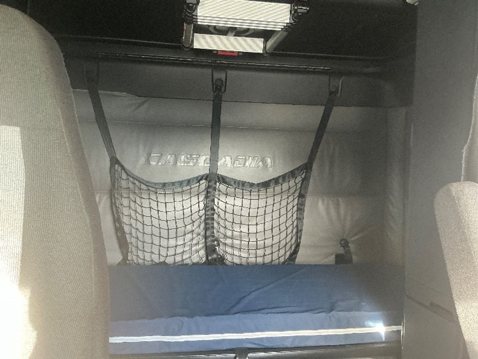 Sleeper Tractor-Heavy Duty Tractors-Freightliner-2022-T12664ST-Tampa-FL-647,807\n\t\tmiles-$ 54,500 - Image 16