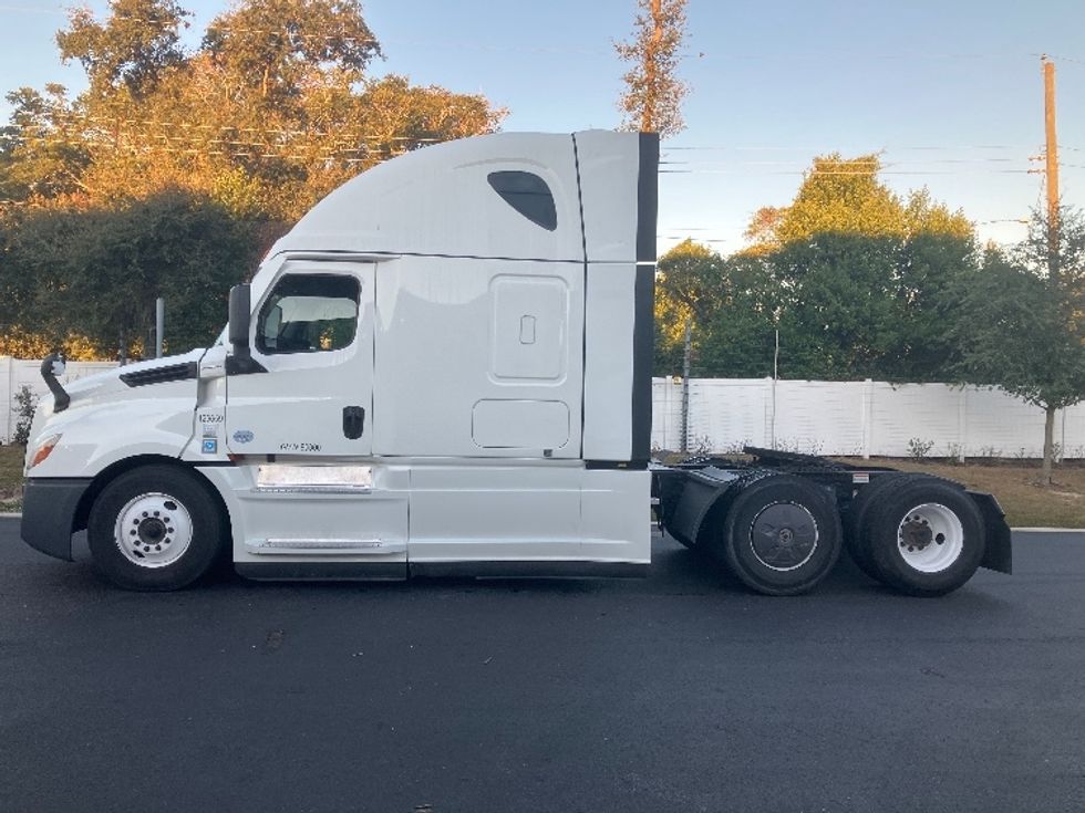 Sleeper Tractor-Heavy Duty Tractors-Freightliner-2022-T12664ST-Tampa-FL-647,807\n\t\tmiles-$ 54,500 - Image 4