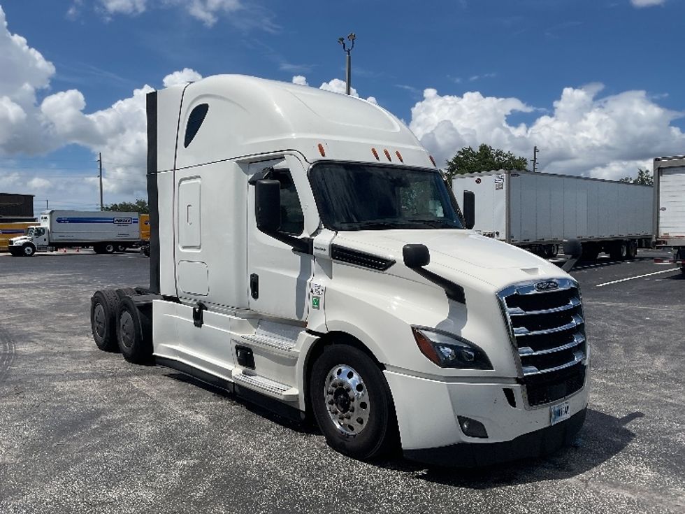 Sleeper Tractor-Heavy Duty Tractors-Freightliner-2022-T12664ST-Tampa-FL-655,472\n\t\tmiles-$ 64,250 - Image 1