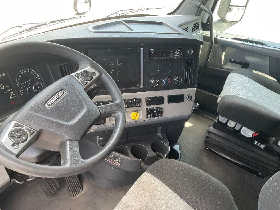 Sleeper Tractor-Heavy Duty Tractors-Freightliner-2022-T12664ST-Tampa-FL-655,472\n\t\tmiles-$ 64,250 - Image 10