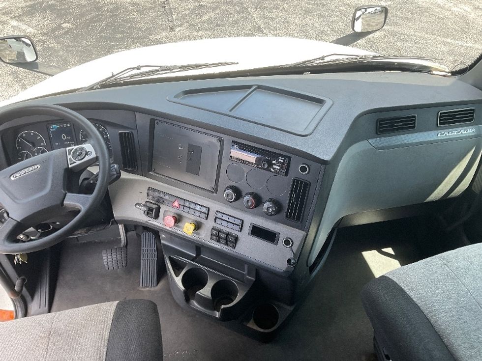 Sleeper Tractor-Heavy Duty Tractors-Freightliner-2022-T12664ST-Tampa-FL-655,472\n\t\tmiles-$ 64,250 - Image 12