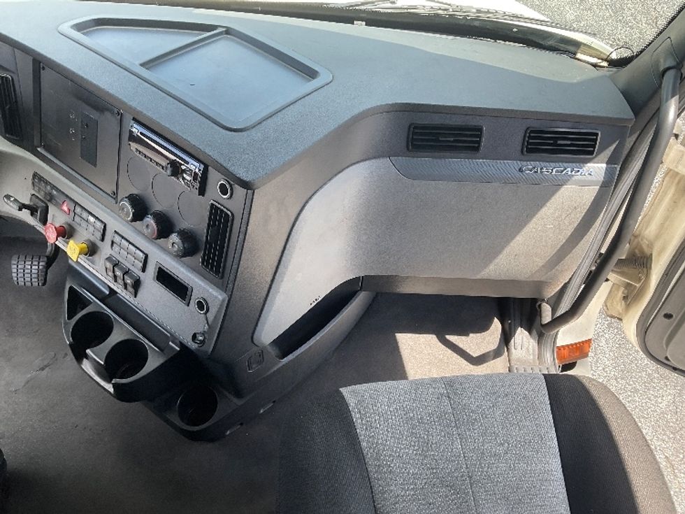 Sleeper Tractor-Heavy Duty Tractors-Freightliner-2022-T12664ST-Tampa-FL-655,472\n\t\tmiles-$ 64,250 - Image 14