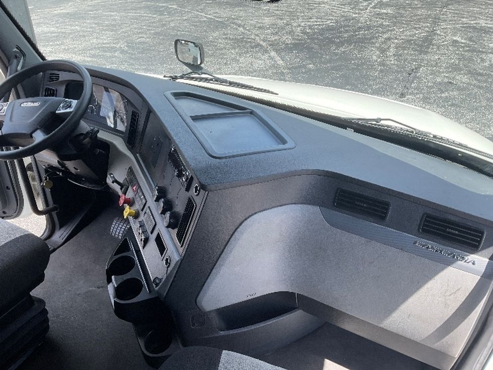 Sleeper Tractor-Heavy Duty Tractors-Freightliner-2022-T12664ST-Tampa-FL-655,472\n\t\tmiles-$ 64,250 - Image 15