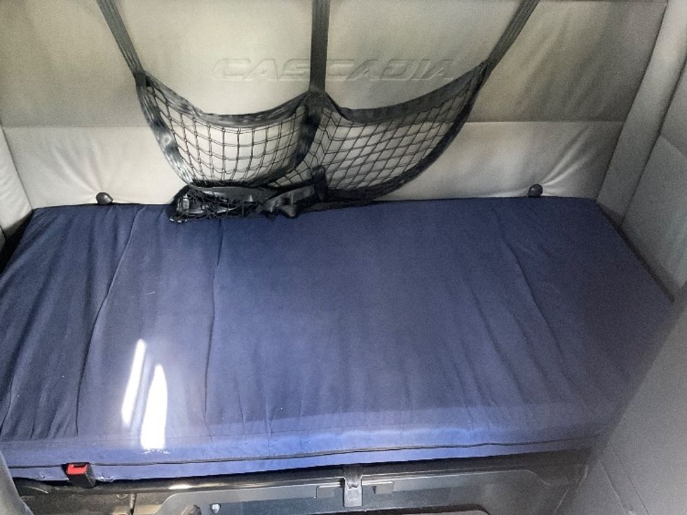 Sleeper Tractor-Heavy Duty Tractors-Freightliner-2022-T12664ST-Tampa-FL-655,472\n\t\tmiles-$ 64,250 - Image 17