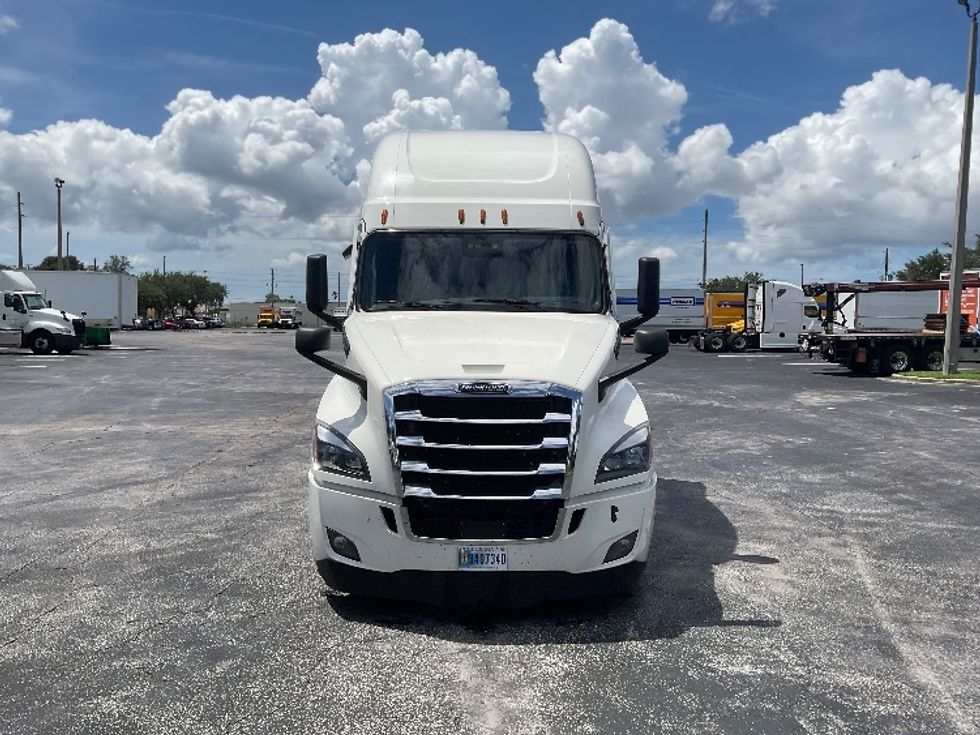 Sleeper Tractor-Heavy Duty Tractors-Freightliner-2022-T12664ST-Tampa-FL-655,472\n\t\tmiles-$ 64,250 - Image 2
