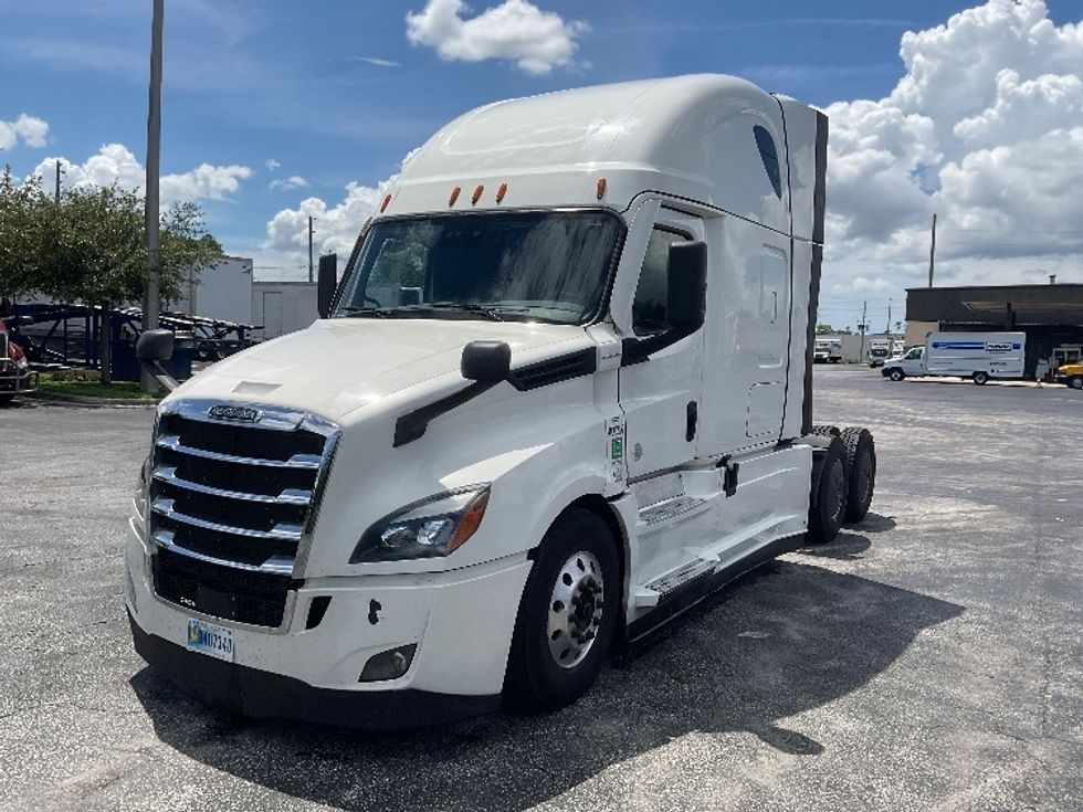 Sleeper Tractor-Heavy Duty Tractors-Freightliner-2022-T12664ST-Tampa-FL-655,472\n\t\tmiles-$ 64,250 - Image 3