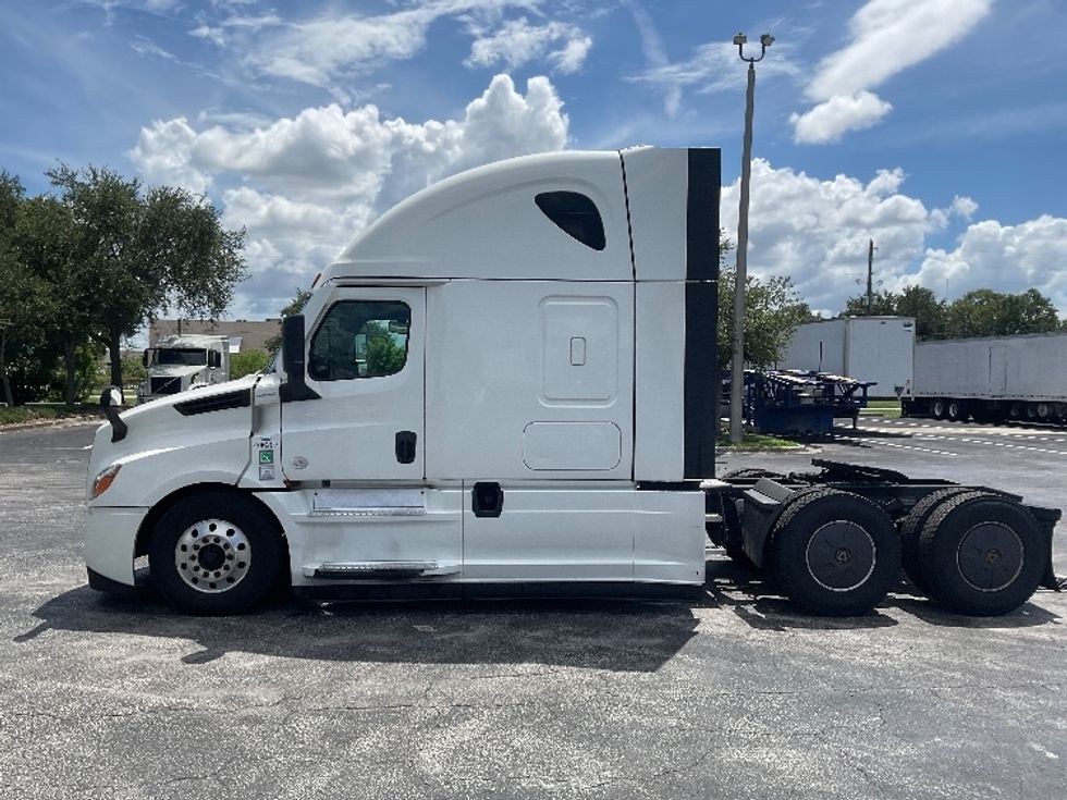 Sleeper Tractor-Heavy Duty Tractors-Freightliner-2022-T12664ST-Tampa-FL-655,472\n\t\tmiles-$ 64,250 - Image 4