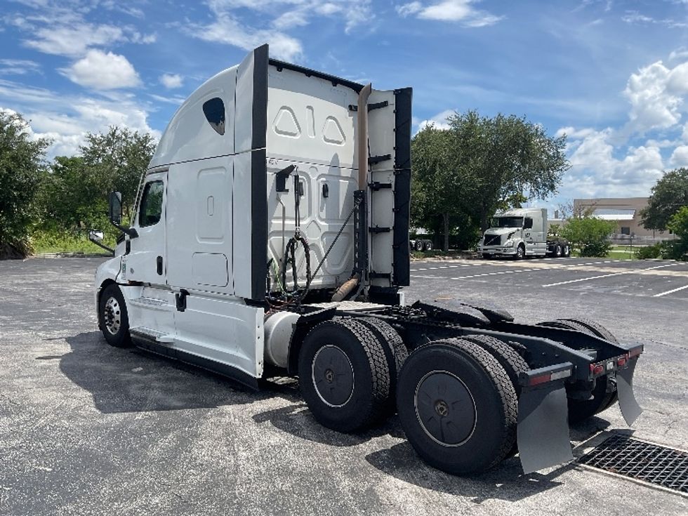 Sleeper Tractor-Heavy Duty Tractors-Freightliner-2022-T12664ST-Tampa-FL-655,472\n\t\tmiles-$ 64,250 - Image 5
