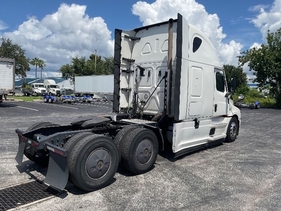 Sleeper Tractor-Heavy Duty Tractors-Freightliner-2022-T12664ST-Tampa-FL-655,472\n\t\tmiles-$ 64,250 - Image 7