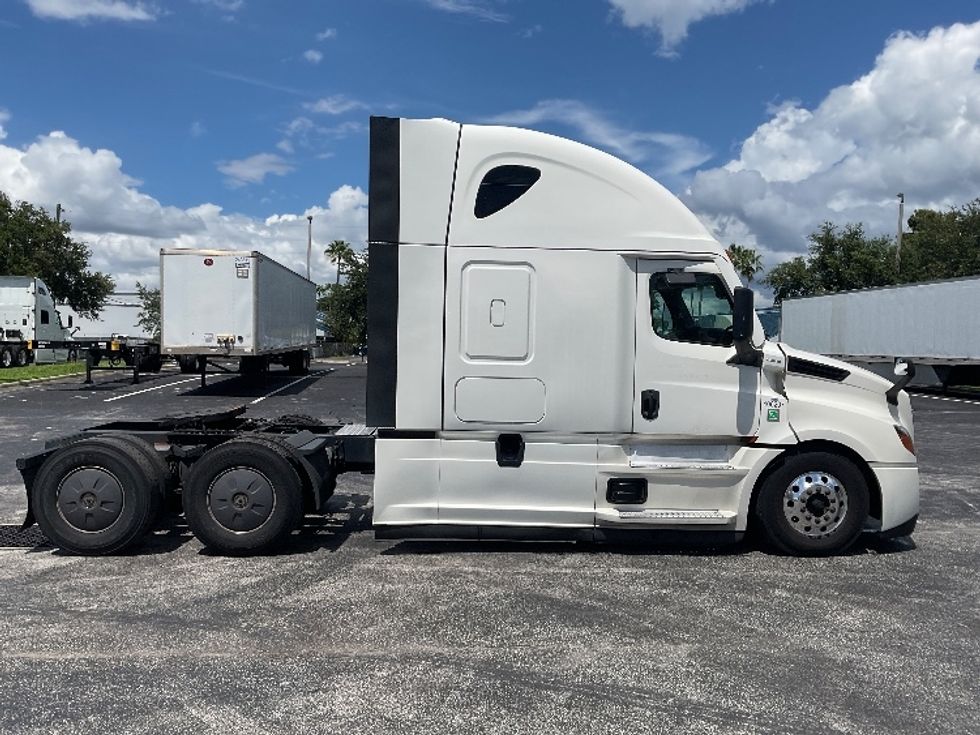 Sleeper Tractor-Heavy Duty Tractors-Freightliner-2022-T12664ST-Tampa-FL-655,472\n\t\tmiles-$ 64,250 - Image 8