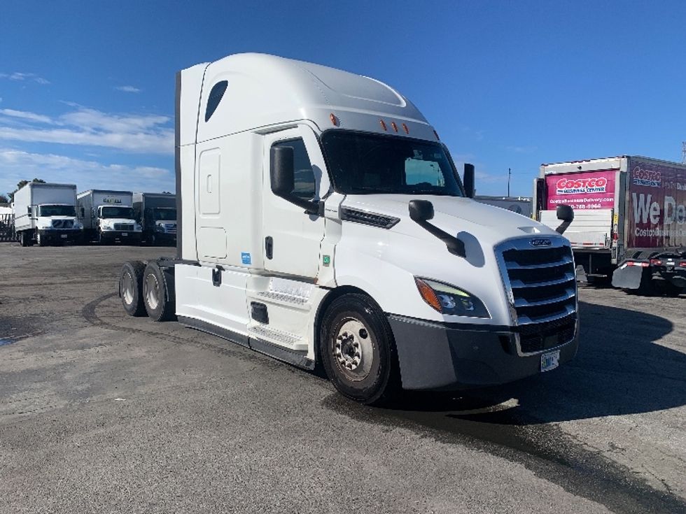 Sleeper Tractor-Heavy Duty Tractors-Freightliner-2022-T12664ST-Torrance-CA-247,405\n\t\tmiles-$ 104,000 - Image 1